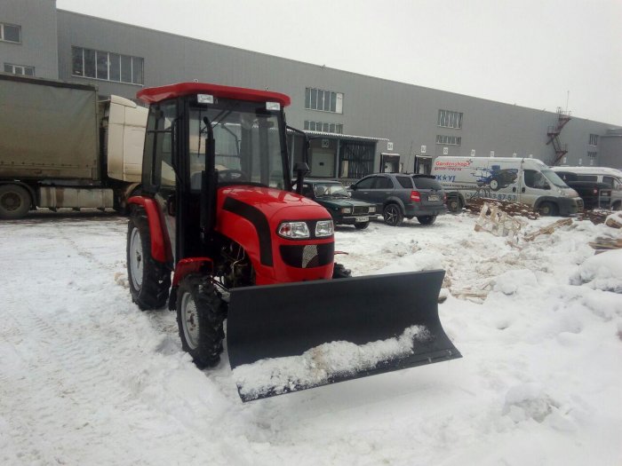 Расчистка участка парковки от снега в Химках